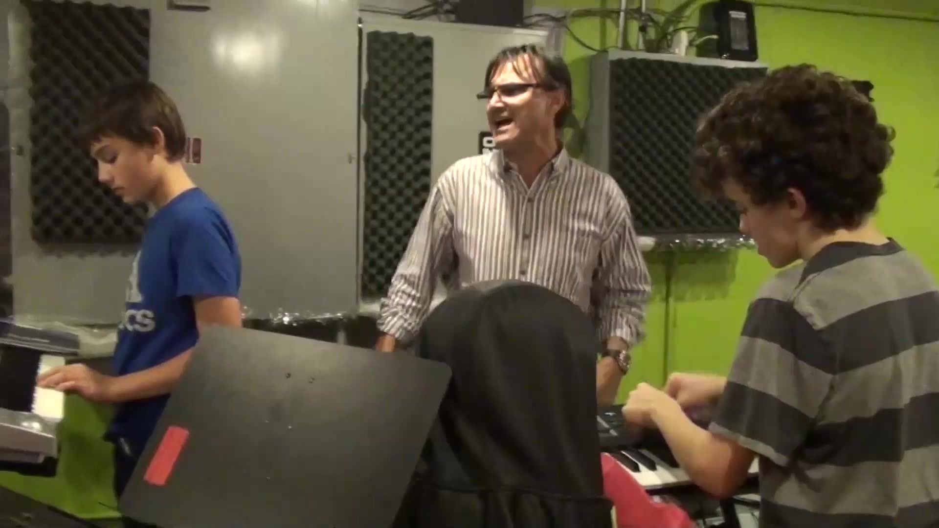 Kevin Wakefield coaching students during a group music lesson